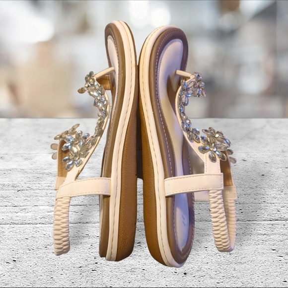 Haute edition slip on sandals size 9 - Picture 2 of 13